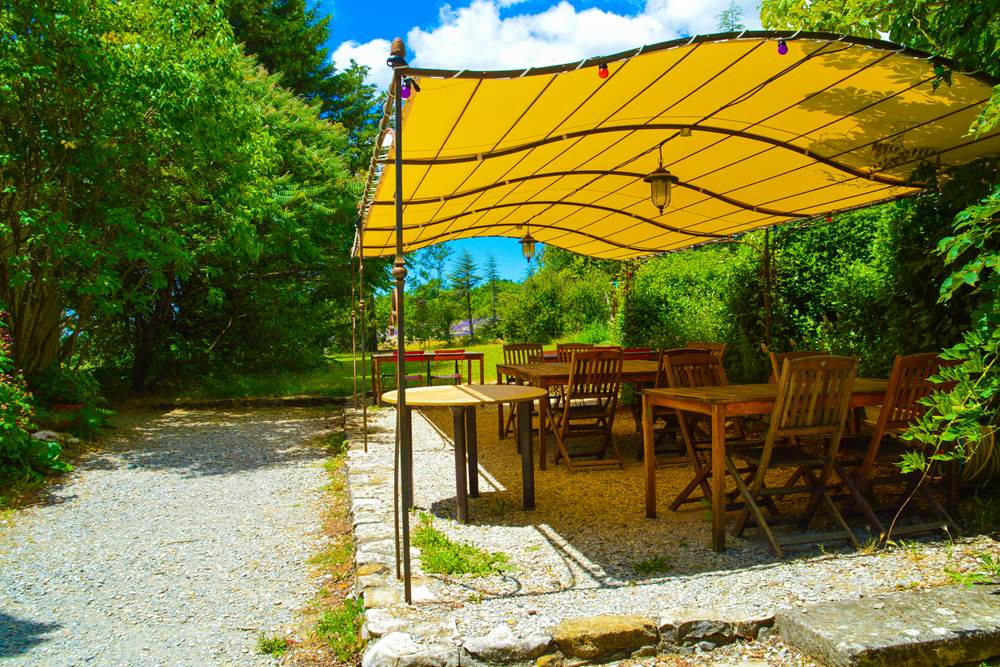La tonnelle pour vos petits de´jeuners et repas a` la Bastide du Claus